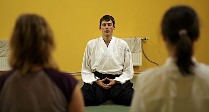 Mokuso o meditación en clase